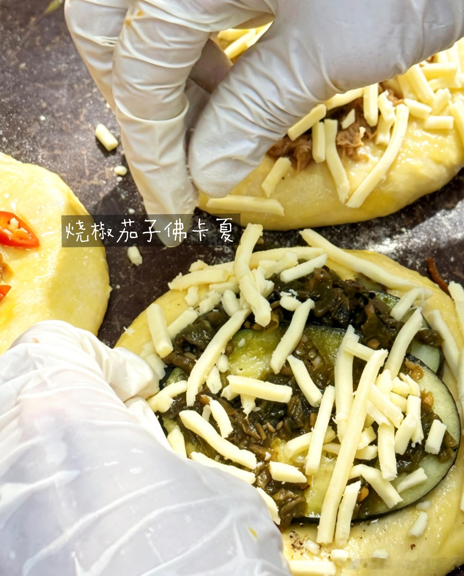 在面包店当厨子的日常，做的时候就在想，我真的是很喜欢给自己找麻烦、上难度了！佛卡夏的夏天要来啦！ ​​​