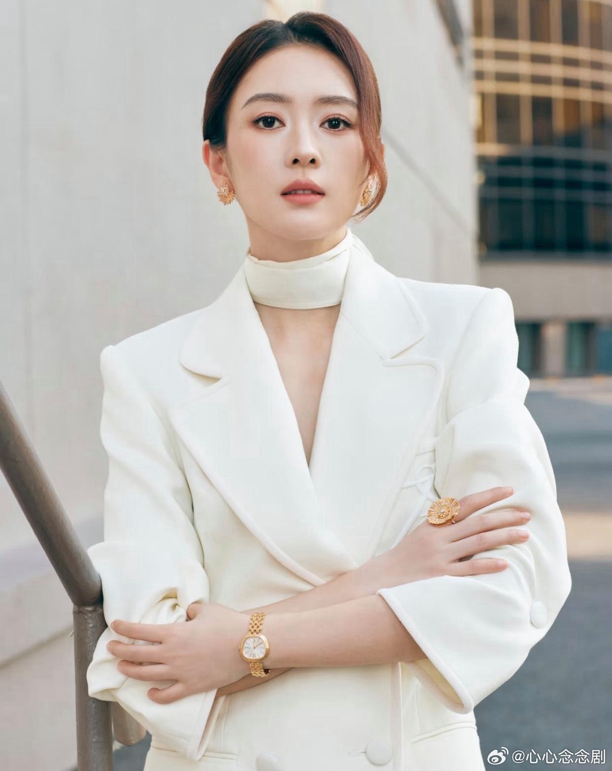 1. 童瑶的目标感很强，即便要面对和继子的矛盾、遭受豪门圈子排挤，生活也处处受束缚，依旧不愿放弃富太太的身份。她不光长相和章子怡有几分相像，性格也十分相似。

2. 刘恺威现已重新复工，在内地陆续接到工作。凭借“杨幂前夫”的身份以及两人的女儿，他从来不缺话题热度。

3. 宁静参加《花儿与少 ​