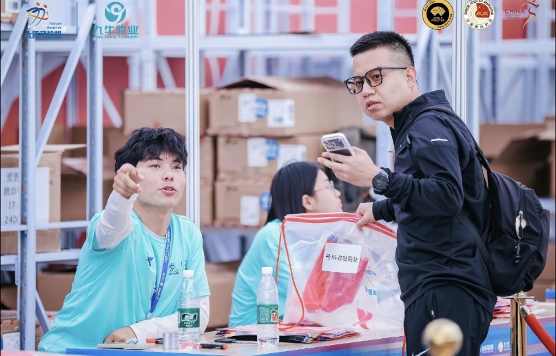 #太马赛道遇见太原千年底蕴#
领物第1天，你一定被TA们“热”到了！
提前到岗、耐心指引
回答问题、协助领物
用一次次震天响的呐喊
迎接每一位跑友到来！🥳
 
他们的热情，就像一把火~🔥
不愧是太马的“门面&热情担当”
2026太马志愿者——小原宝！💚
 
今日小原宝们的工作已圆满完成！
如果之后 ​