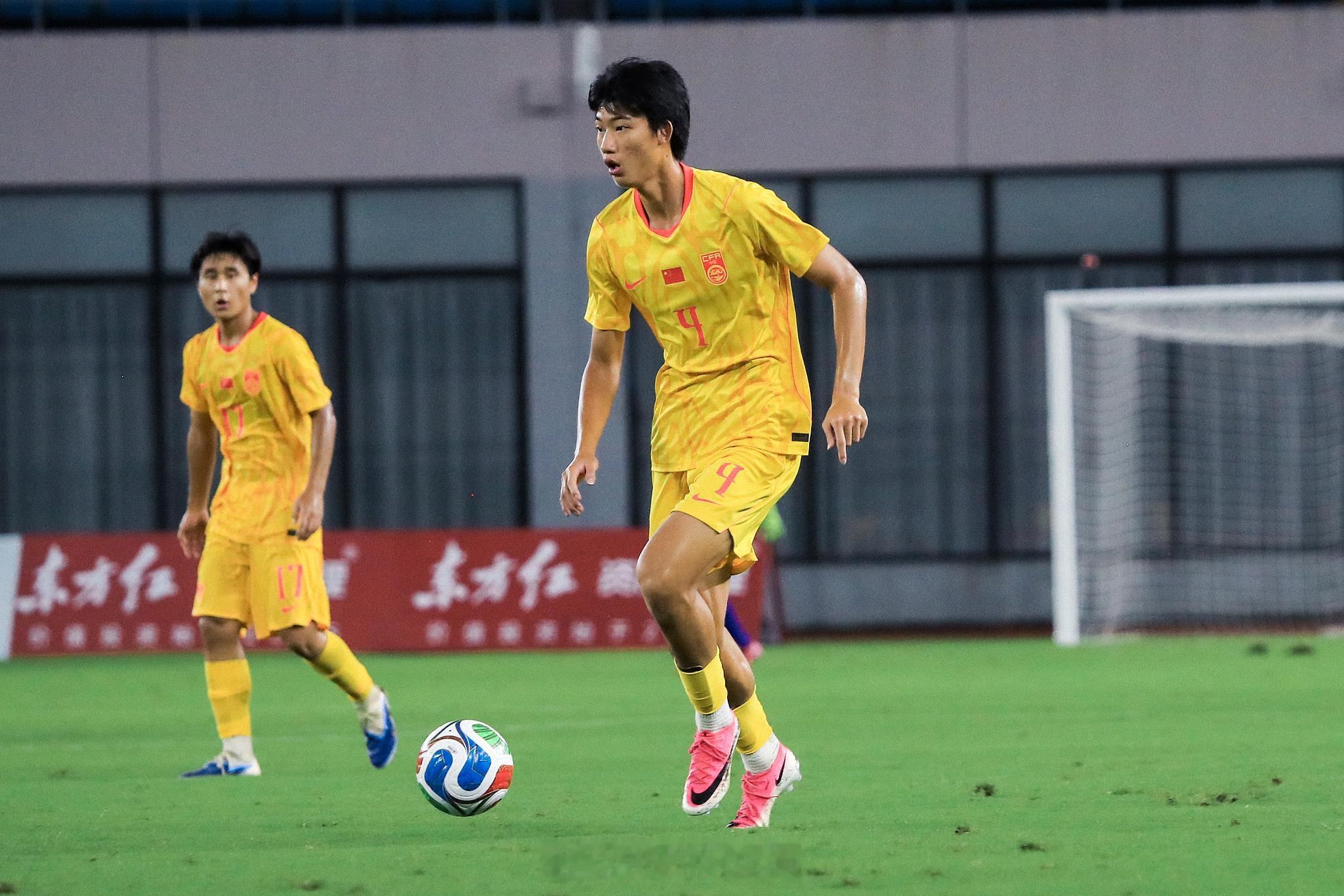 受暴雨影响，“明日之星冠军杯”决赛中国U17男足对阵阿森纳U17的比赛...