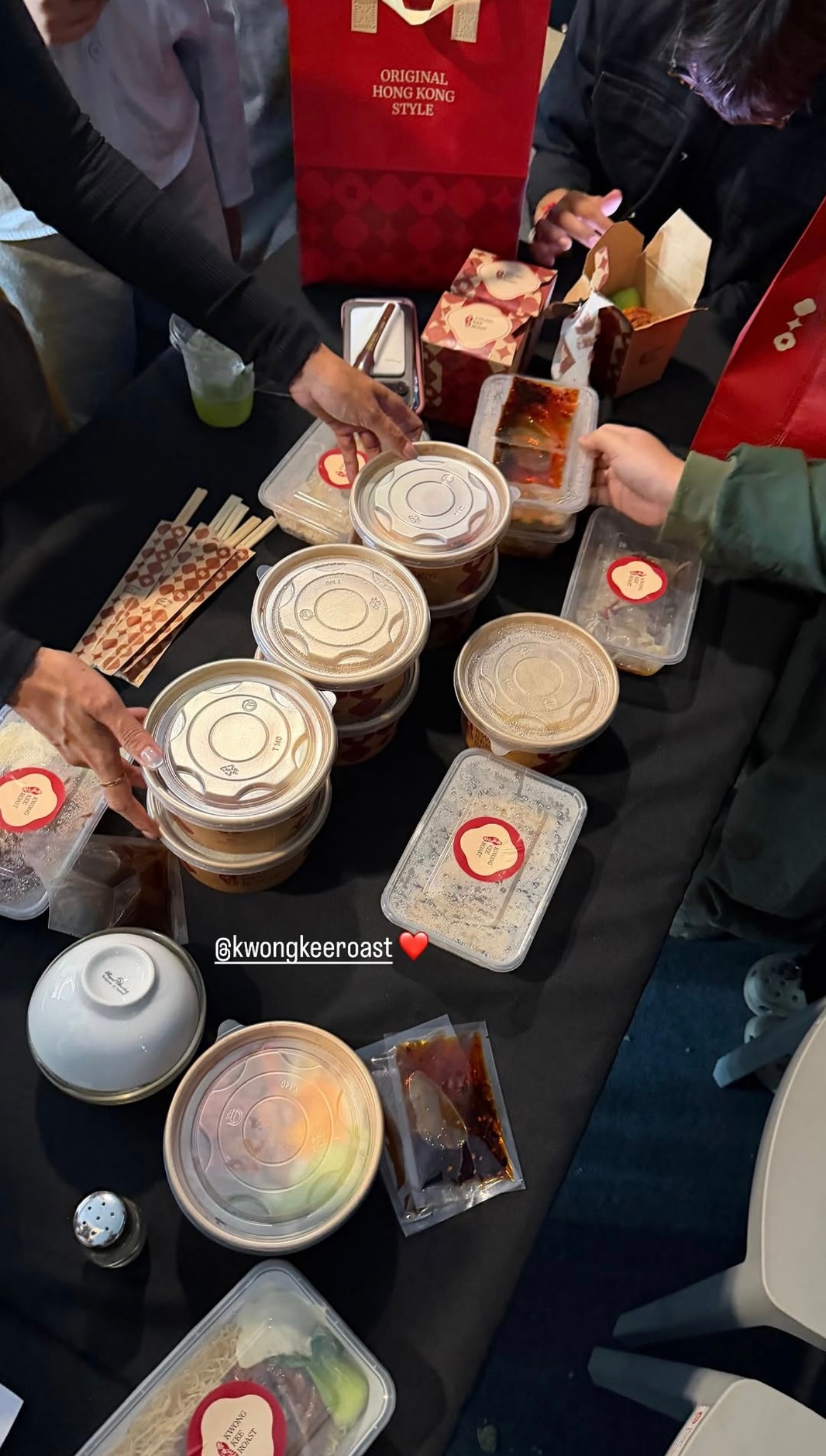 邝玲玲ig快拍更新  今天什么工作呢🤔又在请客吃邝记了 宝宝太大方了...