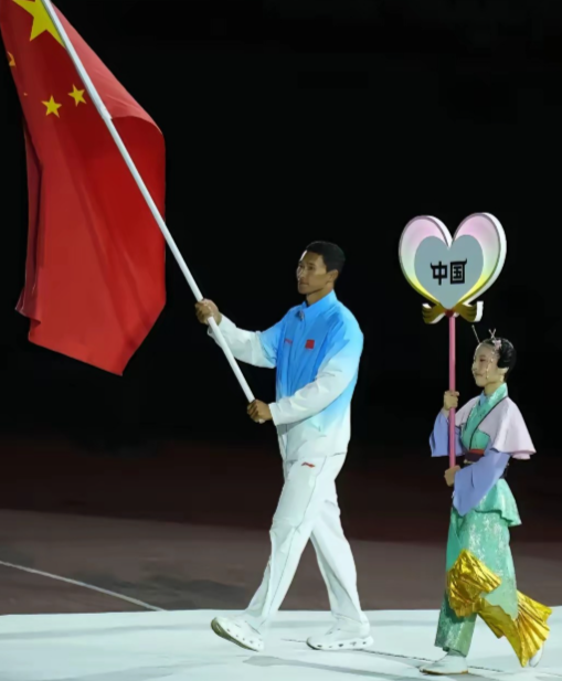 名古屋亚运会闭幕式，中国代表团一出场，大家愣住了。不是因为金牌，而是那个画面——没有专属方阵，各国运动员混在一起入场。

当晚守着名古屋亚运会闭幕式直播的人，几乎都被突如其来的一幕晃了神。

熟悉大型赛事的观众，心里早就有了固化的画面模板。

无论哪一届亚运盛会，闭幕式的运动员入场环节，永远是规整有