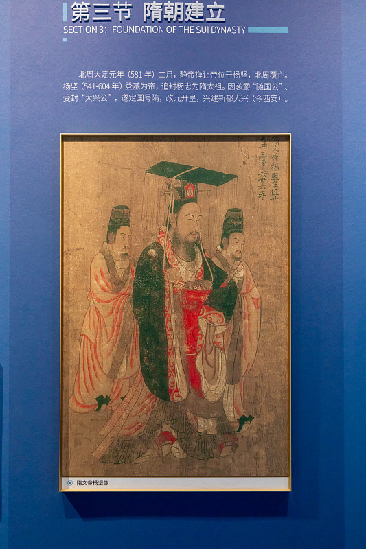 很多人搞不清杨坚的庙号为啥不是太祖，反而叫隋文帝，其实翻一下正史细节就懂了。
杨坚的父亲杨忠是西魏北周的十二大将军之一，被封为随国公，杨家的基业实打实是杨忠这一辈攒下来的。杨坚称帝之后，直接追封自己老爹为隋太祖，自己死后的庙号其实是高祖，我们常叫的“文帝”是他的