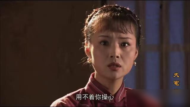 83岁郭宝昌走了，丧事从简。
但张艺谋发了句话，直接把这人抬到了中国电影史的命门上：没有郭宝昌，就没有中国第五代导演。
这不是客套。1983年，广西厂，郭宝昌拍板成立青年摄制组。说白了，就是坏了论资排辈的规矩。张军钊、张艺谋、何群这帮毛头小子，被他塞进《一个和八个》剧组，他自己挂个不挂名的艺术指