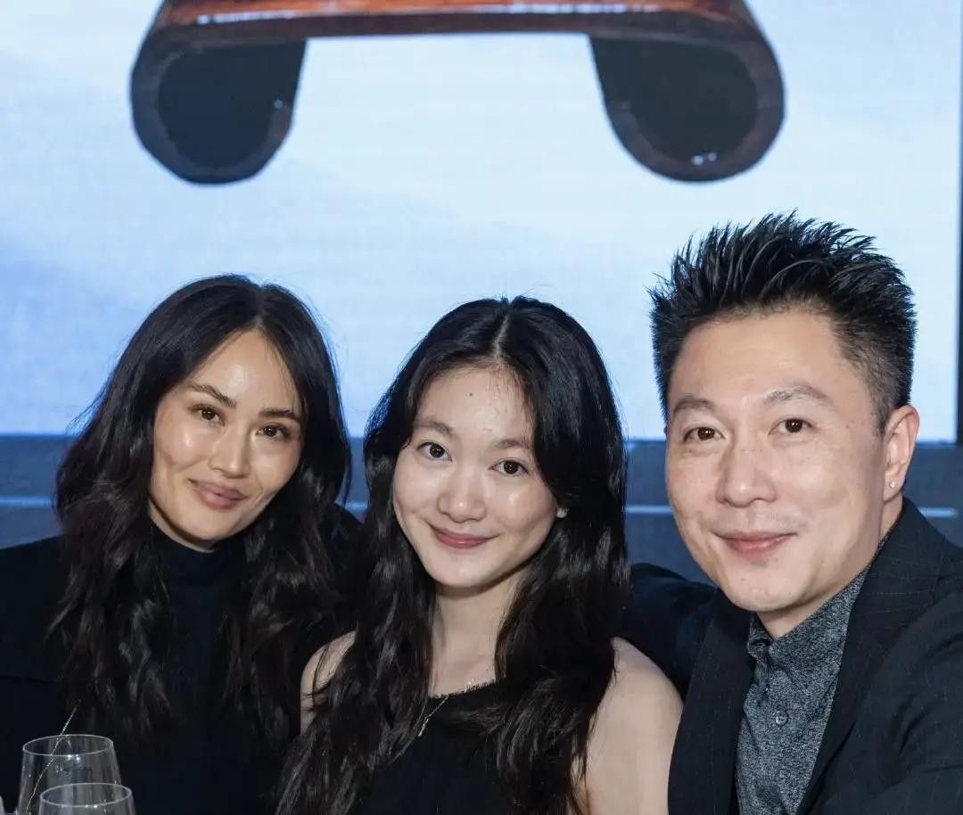 时间这东西真是不抗混，当年电视里那个软萌软萌、说话奶声奶气的小丫头，一转眼都长成大姑娘了

要不是看见香港那场慈善晚宴的照片，我差点没认出来这是李小鹏的闺女奥莉

才14岁的年纪，身高瞅着都快逼近一米七了，穿着一身黑长裙，还弄了个跟她妈同款的卷发，往那一站落落大方的

其实基因这玩意儿真挺讲理

现