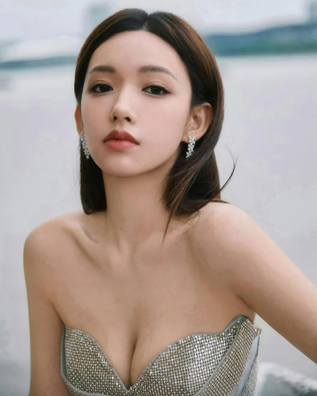 镜头前一袭闪钻抹胸礼服，明艳大气的程潇，早年是在韩国咬牙打拼的中国练习生。
从小学习中国舞，十几岁背井离乡远赴韩国当练习生。异国他乡语言不通，日复一日高强度训练，压腿、练舞到浑身淤青，不知道什么时候才能出道。无数个练习到深夜的日子，熬过大大小小的考核，才终于随宇宙少女正式出道。
真正出圈，是偶像运动