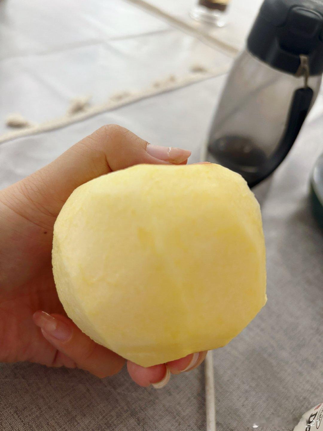 今日早饭：三明治+苹果+拿铁（吃的有点顶[哈哈]）
昨天晚上小妞妞拿着冬天帽子戴好可爱呀
冬天也没见她戴过，昨晚不知怎么想到拿着戴了
萌萌的软软糯糯忍不住亲亲她[奶牛猫] ​
