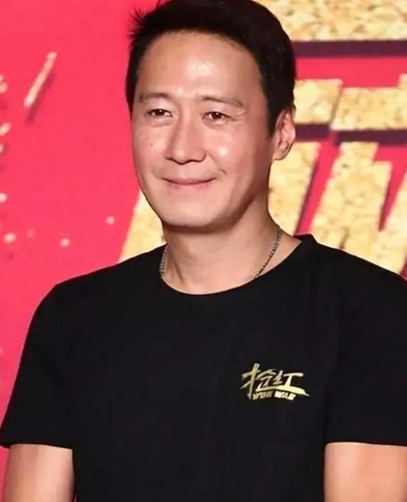 四大天王之一的黎明，半生履历堪称耀眼。金曲奖、金马影帝、铜紫荆星章，乐坛影坛奖项尽数收入囊中，还投身公益，身兼数职。
 
感情路上，他曾与李嘉欣、舒淇、乐基儿有故事，兜兜转转，最终和阿wing相伴。

见证香港娱乐最辉煌的年代，揽尽鲜花与掌声，尝过情爱聚散。

从万众追捧到归于平淡，看过繁华起落，拥