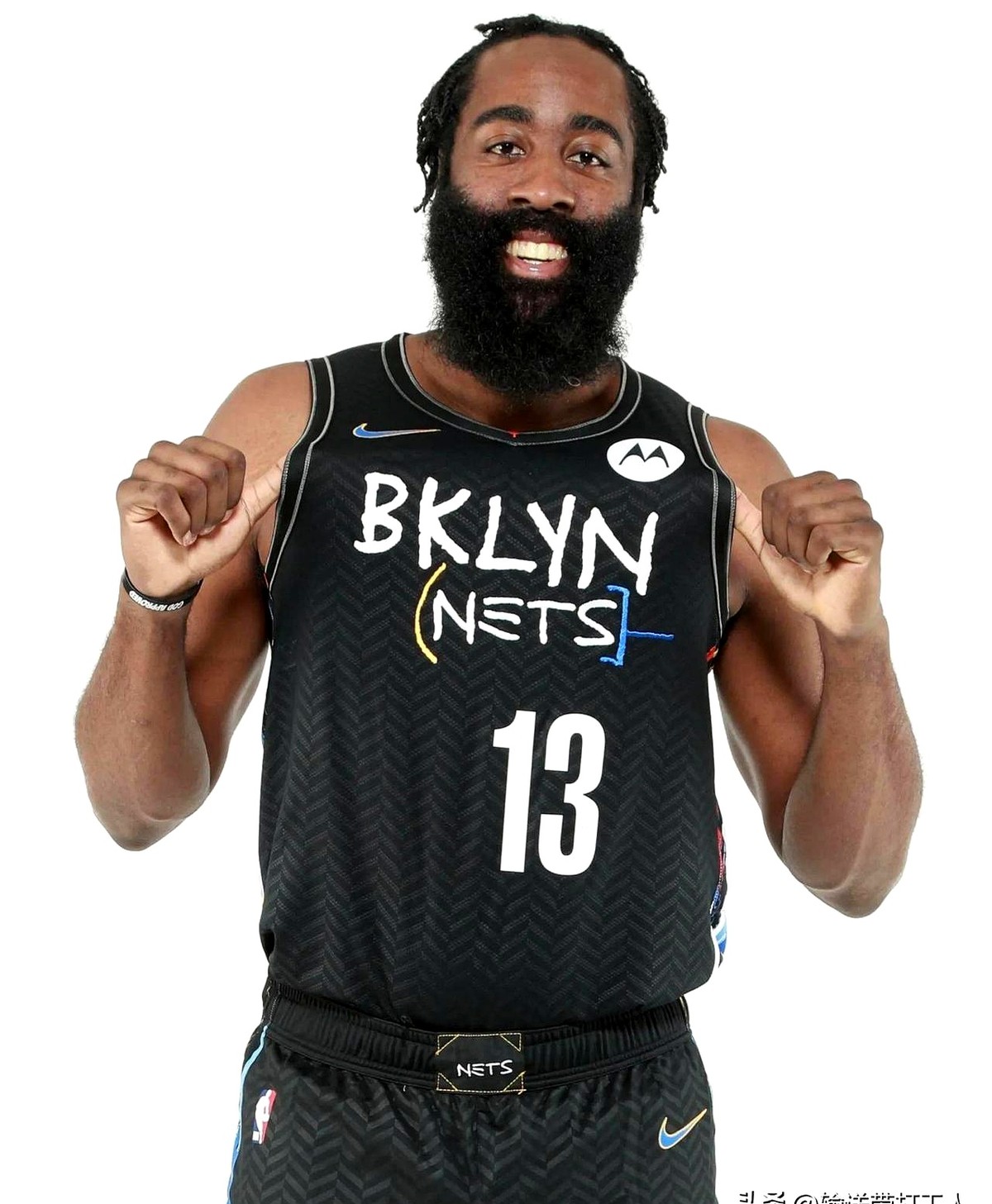 詹姆斯·哈登，NBA史上第四个狂赚5亿美金的男人，当初差点亏麻了。

时间拨到2026年8月，这老哥大笔一挥，跟克利夫兰骑士签下3年9700万的续约协议。

别看现在风光，当年他在布鲁克林篮网，硬生生拒了3年1.61亿的提前续约！非要“赌自己”。

结果这波操作让他账面上直接蒸发超6000万！连施罗
