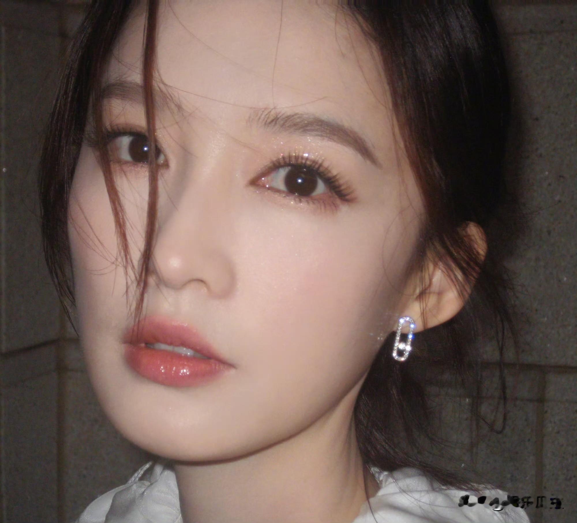 李沁的演技真的是被严重低估的那一挂。
去年看她演《人生之路》里的刘巧珍，从18岁扎着麻花辫蹲在黄土坡上啃窝头的村姑，到后来在上海开面馆、穿起西装盘起头发的干练老板娘，连手上的茧子、说话时带点陕北口音的尾音都拿捏得丝滑，完全看不出她之前是学昆曲出身、自带清冷气质的人。
之前她在《庆余年》里演的鸡腿姑娘