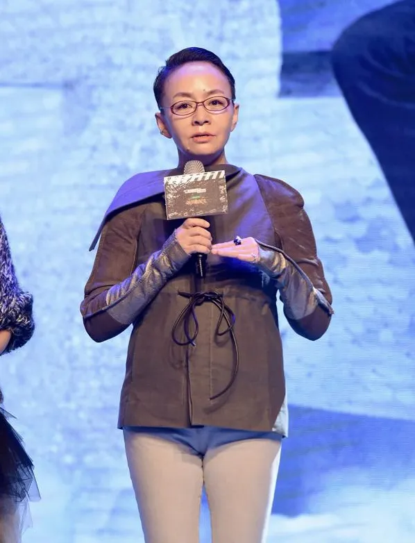 宋丹丹迎来66岁大寿，在北京亿元豪宅内办起寿宴，现场鲜花气球簇拥，半个娱乐圈的艺人赶来捧场。李冰冰，胡军，刘涛，王鹤棣，华晨宇都到场，就连《家有儿女》的杨紫和张一山也赶来，贴脸送上生日祝福。
已经退休的宋丹丹，身上早就没有了过去荧幕里那种强势的气场。她把更多时间留给家里，家里的日子过得松弛，安稳。丈