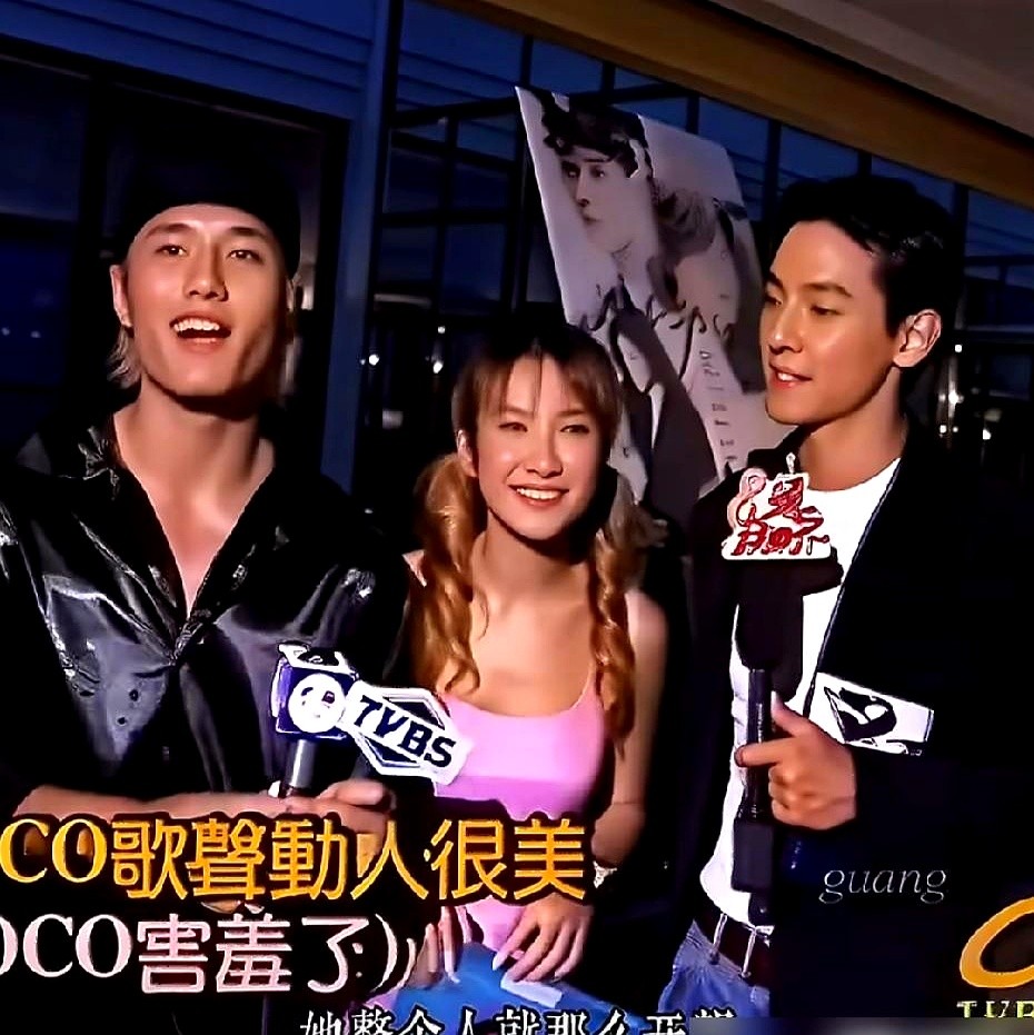 吴彦祖发文悼念李玟那天，无数人猛然扒出1998年那场无法复制的神仙同框。

电影《美少年之恋》镜头里，警察和少年的感情拉扯惊世骇俗。屏幕外，李玟一首《答案》直接把气氛推向顶点。原声带一路杀进金马奖。

翻开当年的名单，张艾嘉监制，杨凡掌镜，姚谦写词。镜头前站着冯德伦、舒淇和刚出道的吴彦祖。那时没滤镜