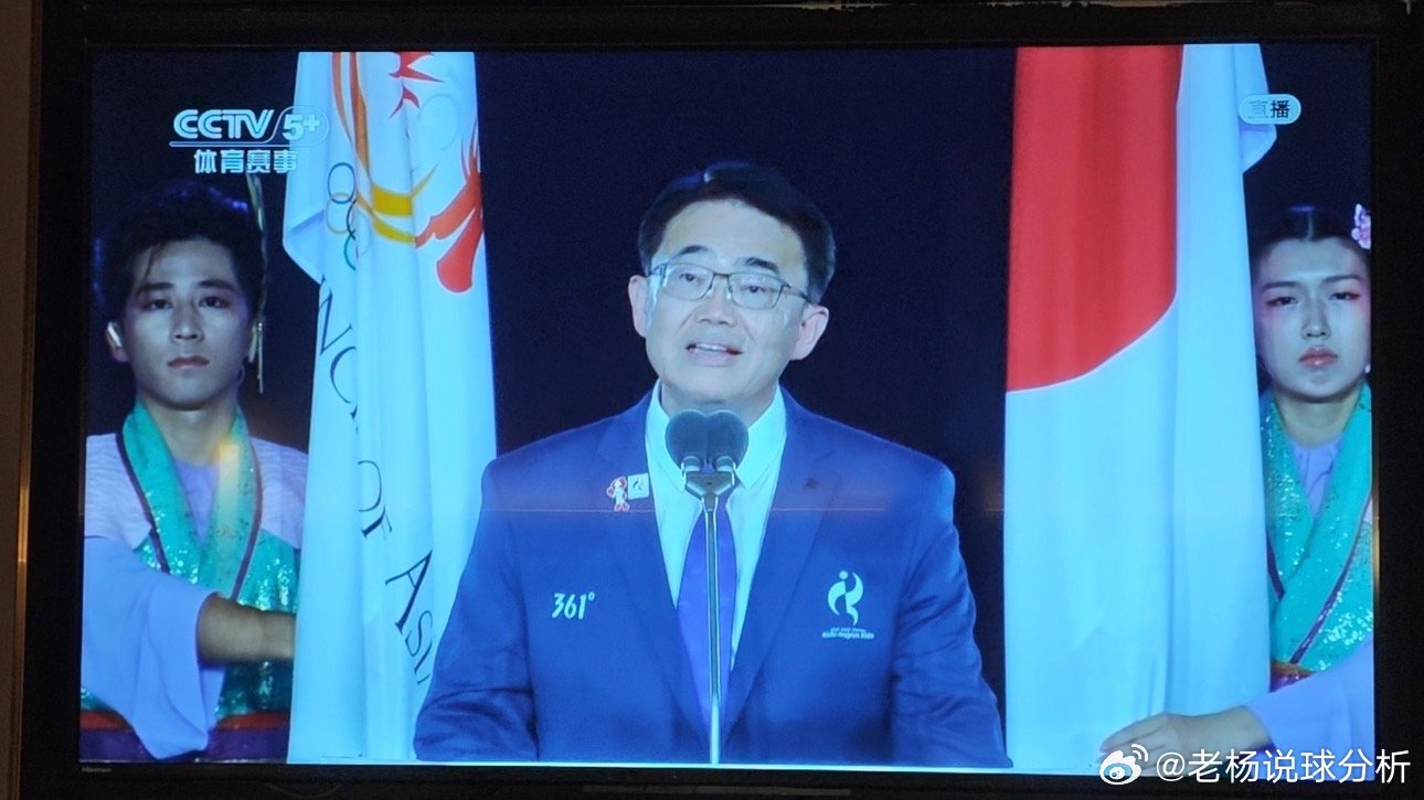 看亚运会开幕式被吓到了 亚运会开幕式先是电视开晚了，正好日本队入场，没看仔细以为是我们国家的，一片红。其次，我真的想尊重他们的文化，但是真的有点吓人，一点也不明亮，感觉灯光也是暗暗的，表演也是很吓人的……感觉诡异程度可以比肩奥运会开幕式……吉祥物看上去也有点诡异…… ​​​