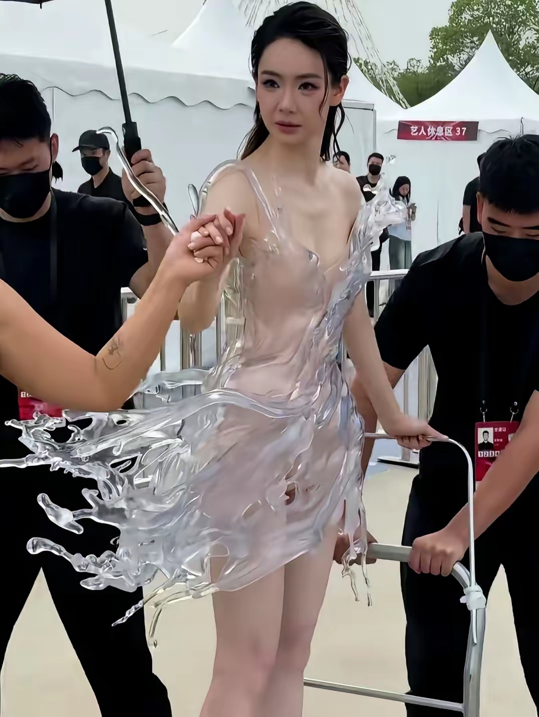 戚薇 被工作人员用板车推上红毯的。
她身上那件“水花裙”，16公斤重，全身没一根线，全靠3D打印。为了定在身上，人几乎是被“锁”在衣服里的，根本没法走路。
旁边人看着都觉得累，肩膀和腰得受多大劲儿。红毯短短几十米，对她来说可能比跑个马拉松还煎熬。
时尚圈的事咱是不太懂，就是好奇，人穿衣服，还是衣服穿
