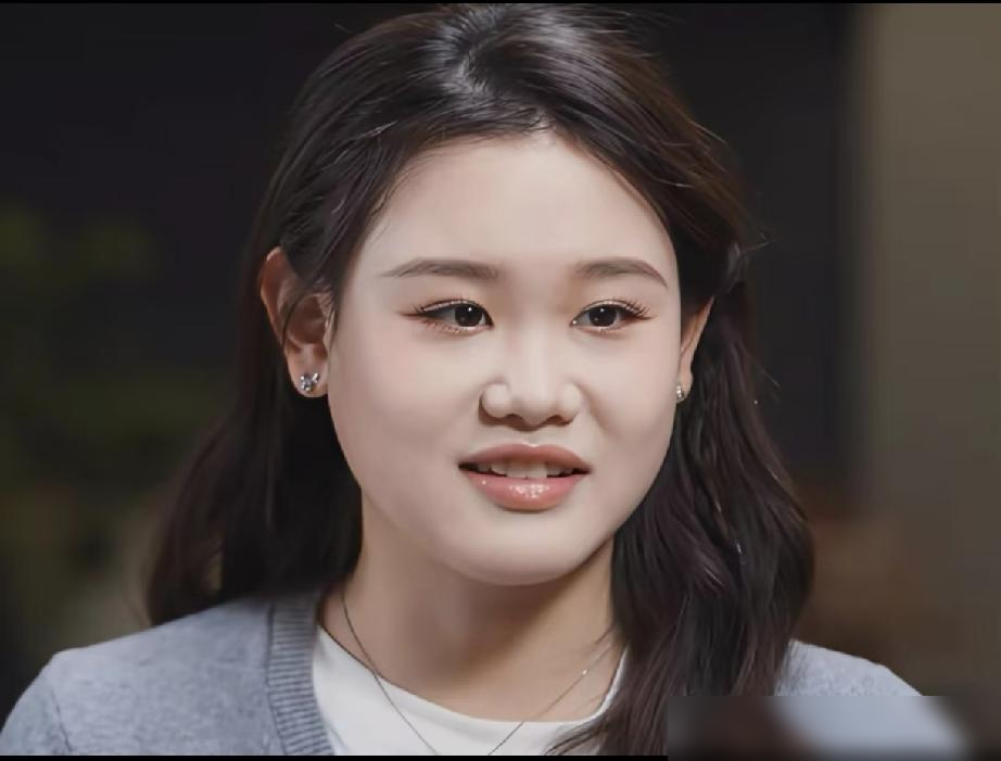 主持人问张家齐：“你在国家队有最好的朋友吗？”

这话搁咱们普通人身上，答案大概是“有啊，某某某”。可张家齐的回答我琢磨了半天，觉得特别真实。

我们回头看，很多人年轻时总觉得，同事、同学之间要么是朋友，要么就是对手，非黑即白。年纪大了才明白，最了解你的人，往往就是天天跟你较劲的那个人。你的习惯、你