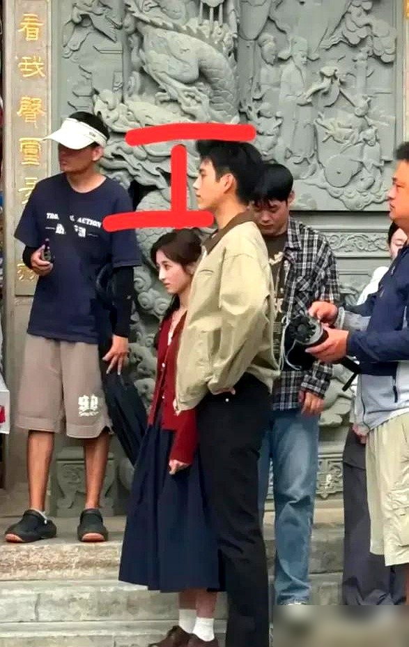 张子枫为新剧瘦到80斤？
之前在《我的姐姐》中还带着软乎乎的婴儿肥。
这次饰演女法医，她经历了三个月的封闭特训，结合格斗与严格控碳。
如今颧骨与下颌线变得锋利，锁骨肩胛骨清晰可见，被大家形容为薄薄一片。
有人称赞她为角色全力以赴，也有粉丝担心影响健康，她本人则表示在坚持科学锻炼。
演员的职