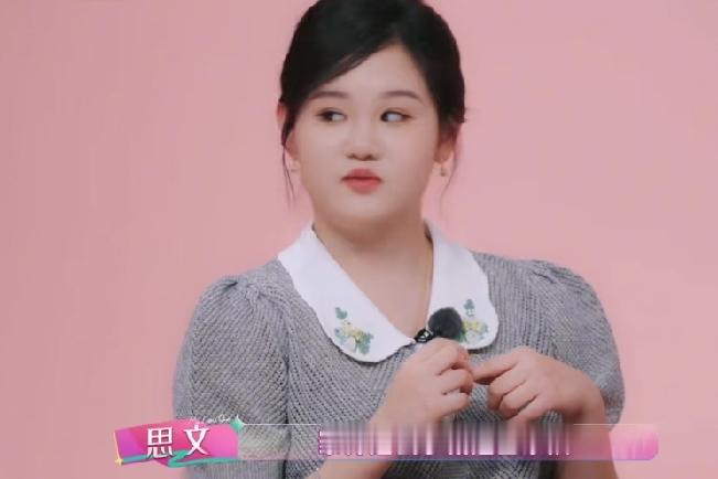 看了张家齐的《我家闺女》这一段。
五味杂陈。
妈妈见到张家齐就哭，说女儿跑去上海。
把她一个人丢在北京，怕女儿以后不要她了。
一开始看着挺心疼的，妈妈会害怕被女儿丢下，这份难过是真的。
但思文一句话点醒人：
张家齐六岁就进运动队独自训练。
那时候小小的她。
有没有担心过爸爸妈妈是不是不要自己了？
这