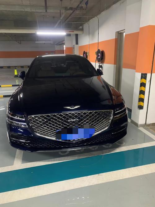 二手捷尼赛思G80选车要点
捷尼赛思G80旗舰版的后排电动调节座椅，在同级车型中极具诚意，后排乘客可自主调整舒适坐姿，无需麻烦驾驶员。看车试驾时，务必坐入后排完整测试所有调节功能，切勿简单操作几下就草草判定车况。
先将座椅靠背调至最直立与最大后仰的极限位置，实测调节行程与角度范围。若可调幅度偏小，大