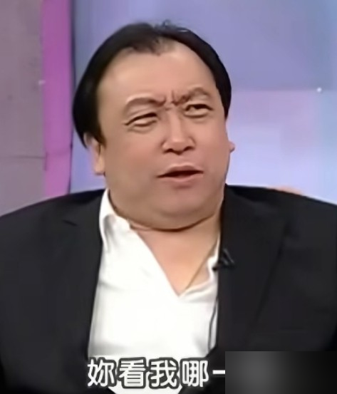 71岁周润发，晨跑完开个国产电车去买叉烧，满头白发，瘦得脱相。王晶一句话戳破：他最会当明星，形象滴水不漏，但真朋友没几个。
拍《精装追女仔》那会儿，发哥直接懵了，说戏都不会演了。可一到片场，剧本抠得死紧，开机后导演说啥是啥。分寸感，拿捏得跟尺子量过似的。
王晶还撂了句狠话：他闯好莱坞，就是走错棋