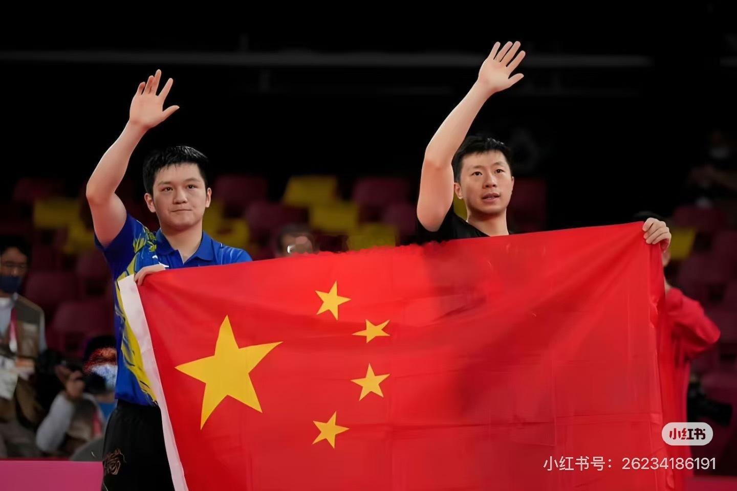 樊振东朱婷为何淡出国家队
#樊振东朱婷为何淡出国家队#

朱婷不是不想回来，是今年回不来。
 
卡住她的不是教练，不是矛盾，是一道规定。
 
先说说这手腕。这是朱婷整个职业生涯的命门。东京奥运那年，她右手腕三角软骨的老伤犯了，打了封闭硬上，结果伤上加伤，中国队小组赛出局，她一个人扛了铺天盖 ​