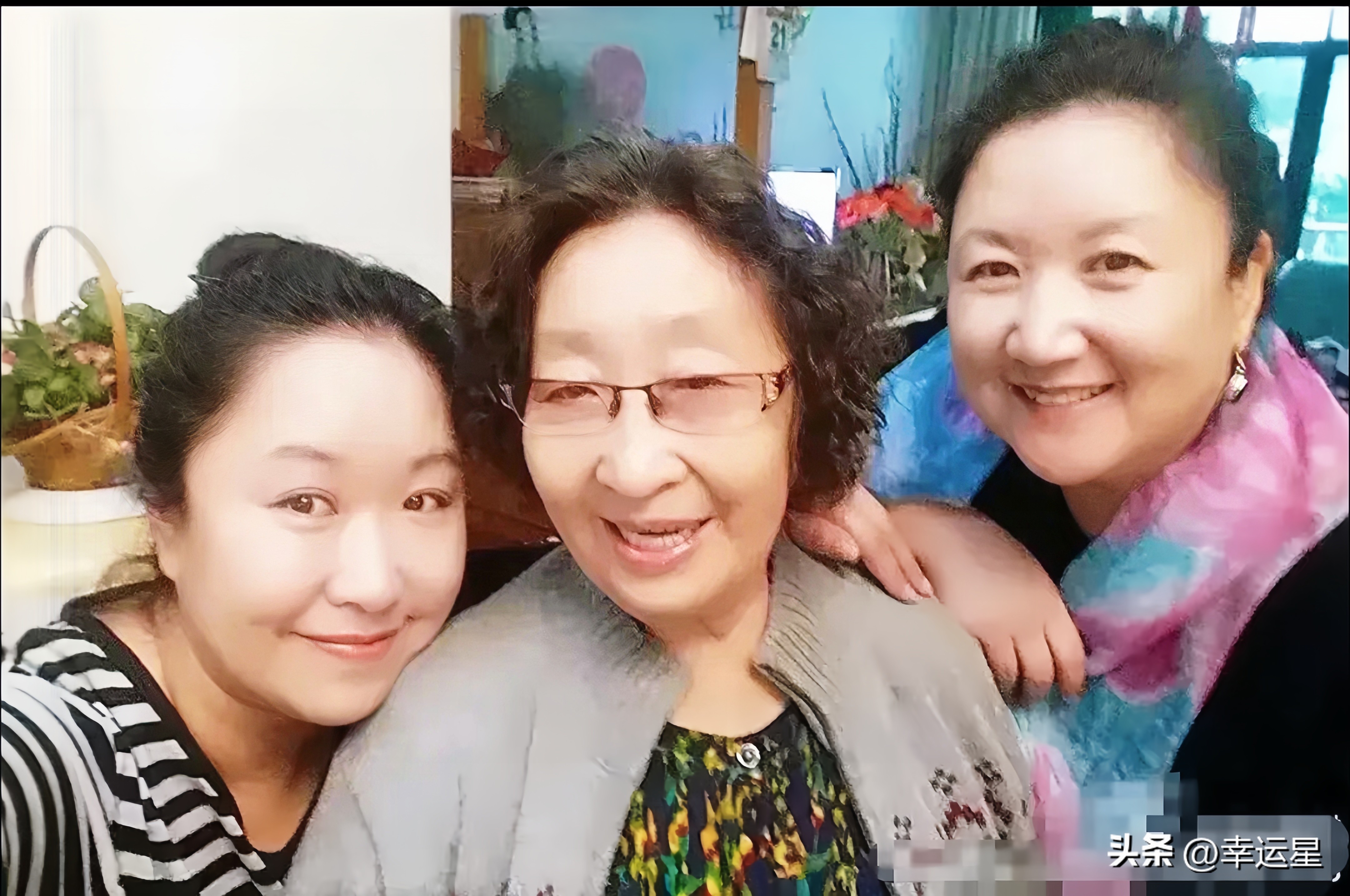 牛大妈戏里骂了一辈子人，戏外却守了丈夫八年：彭玉这家，比剧本还让人鼻酸

很多人以为老戏骨的背后，都是奖杯、红毯、儿女绕膝。

可彭玉这一家，最戳人的不是《东北一家人》里那句“你瞅啥”，是 1988 年丈夫赵文欣突发脑溢血瘫在床上，她二话不说推掉戏约、办了提前退休，翻身、喂饭、擦身、按摩，一守就是八