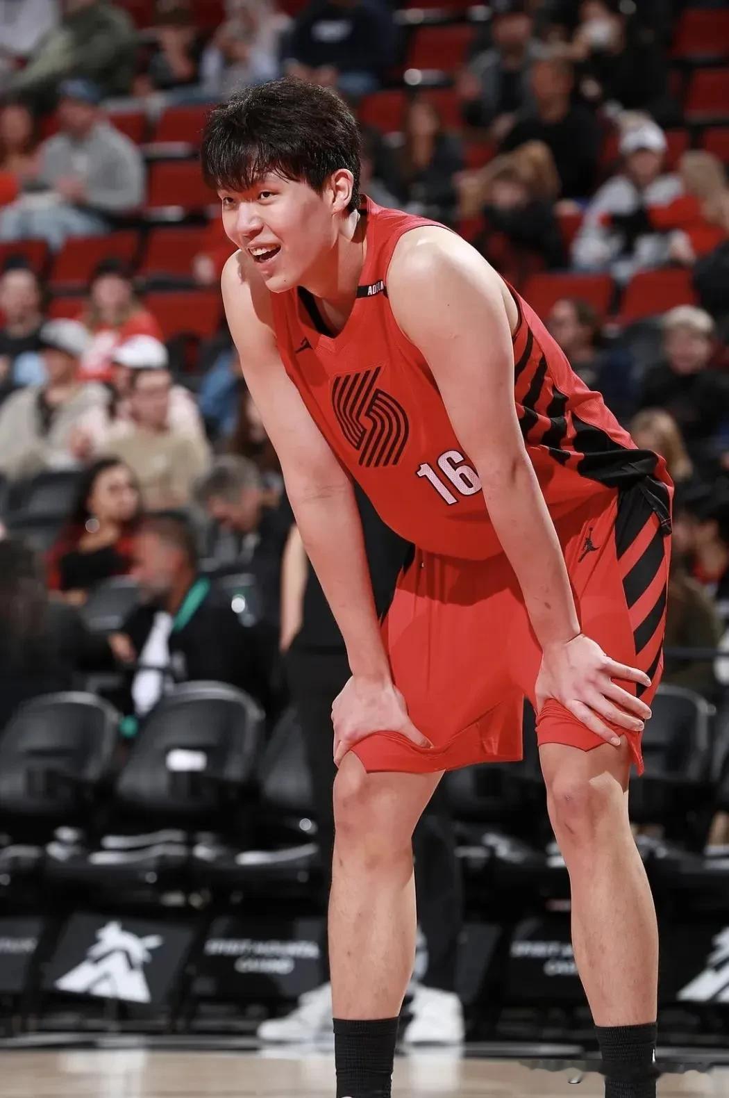 如果现在有人直接说，杨瀚森未来在NBA的发展高度，可能会明显超过当年的周琦，估计评论区马上就得吵起来。

有人会觉得这是捧得太早，毕竟杨瀚森真正需要证明的东西还有很多；

也有人认为，两个人从进入NBA视野的方式，到技术特点，再到背后的资源环境，根本就不是同一种起点。

那问题来了，谁才更有机会成为