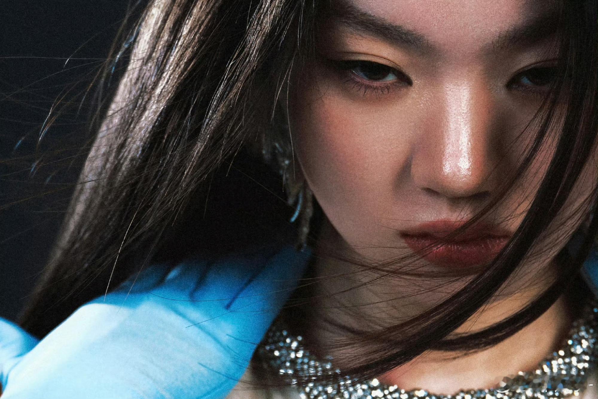 #单依纯[超话]# 哦莫  我的仙子
站在光影里 长发轻轻垂着
连裙摆晃起来的弧度都软乎乎滴
这哪里是来人间唱歌的姑娘  分明是从云雾里走出来的仙子啊  盯着屏幕看了好久💙💙​