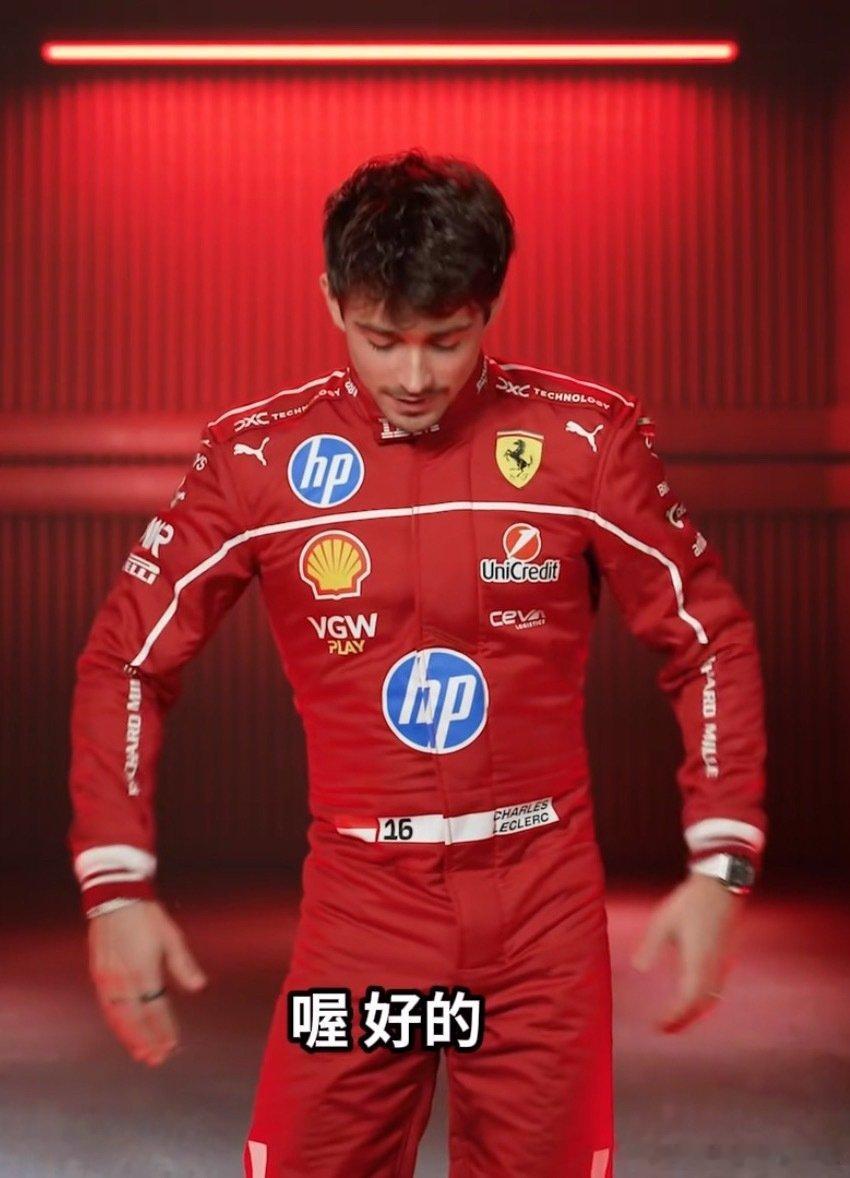 哇这么看去年这件真是顶级收腰啊 ​