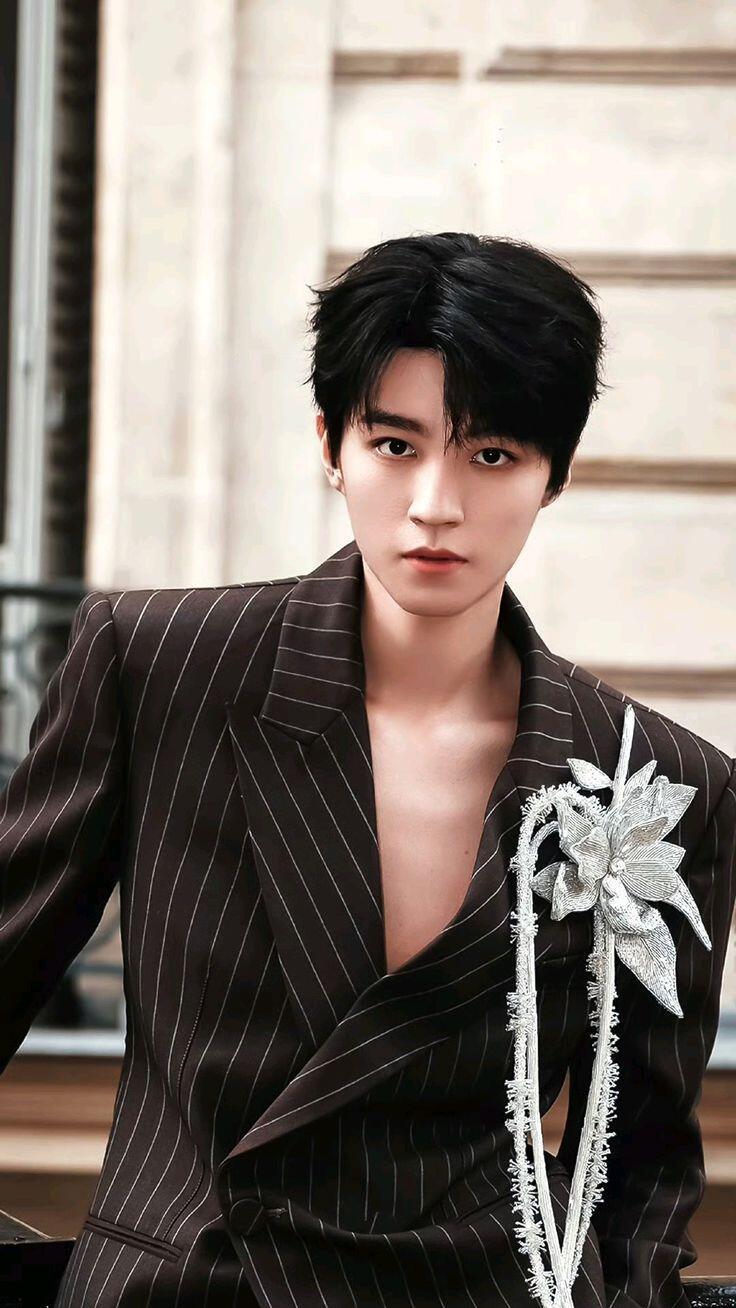 #王俊凯一张图晒出14个王俊凯# 14个王俊凯，我一眼就认出了蛋糕。因为只有它看起来最好吃。 #王俊凯一张图晒出14个王俊凯# ​