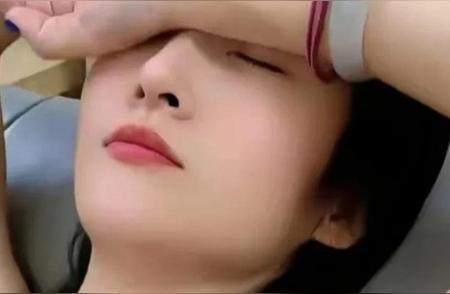 阿姨的体毛被点赞，  男女刮毛标准现争议，  新技术改变身体规则。  ...