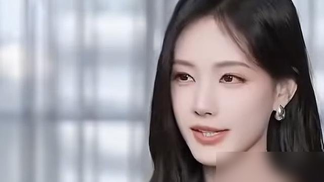 李一桐被熟人借走上百万，对方说隔天还，结果直接玩消失。她没犹豫，报警。
采访里她语气特平静，说以后不会再借给任何人钱，借钱不还就是骗。顺带提了句，感情上也被骗过。说完自己都笑了，说这是认知升级。
你看她现在，新剧《美人余》正播，演的就是被婚姻骗局坑了的独生女，联手律师反击。戏里戏外，全在清账。