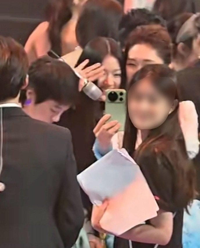 看不到蓝羽发和单依纯的自拍合照 我吃也吃不下 睡也睡不香 满脑子都是这个萌猪嘟嘴比耶的样子…🥹🫳 ​