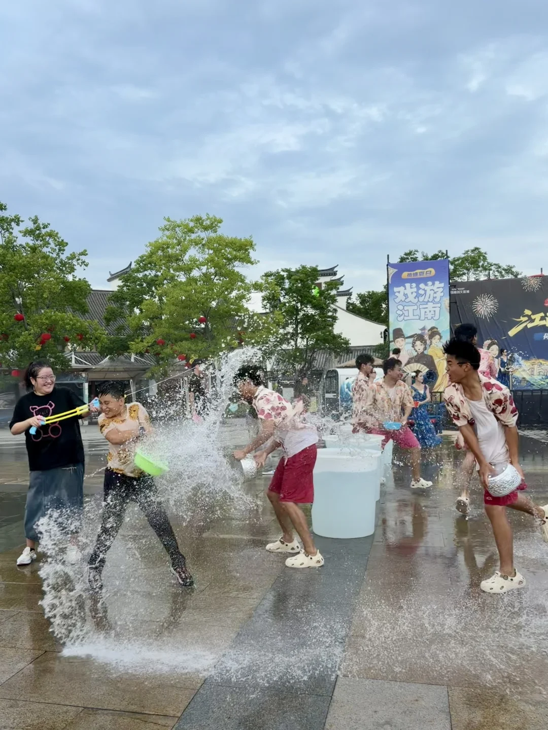 玩疯了，无锡乐园泼水节一整个清凉