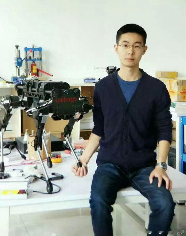 #王兴兴谈离开大疆创办宇树# 谁能想到大一就动手造出机器人！怀揣一腔热忱毅然离职创业，超前眼光早早看清行业风口，太有魄力啦👏#王兴兴10年前已预判机器人发展方向##七夕# ​