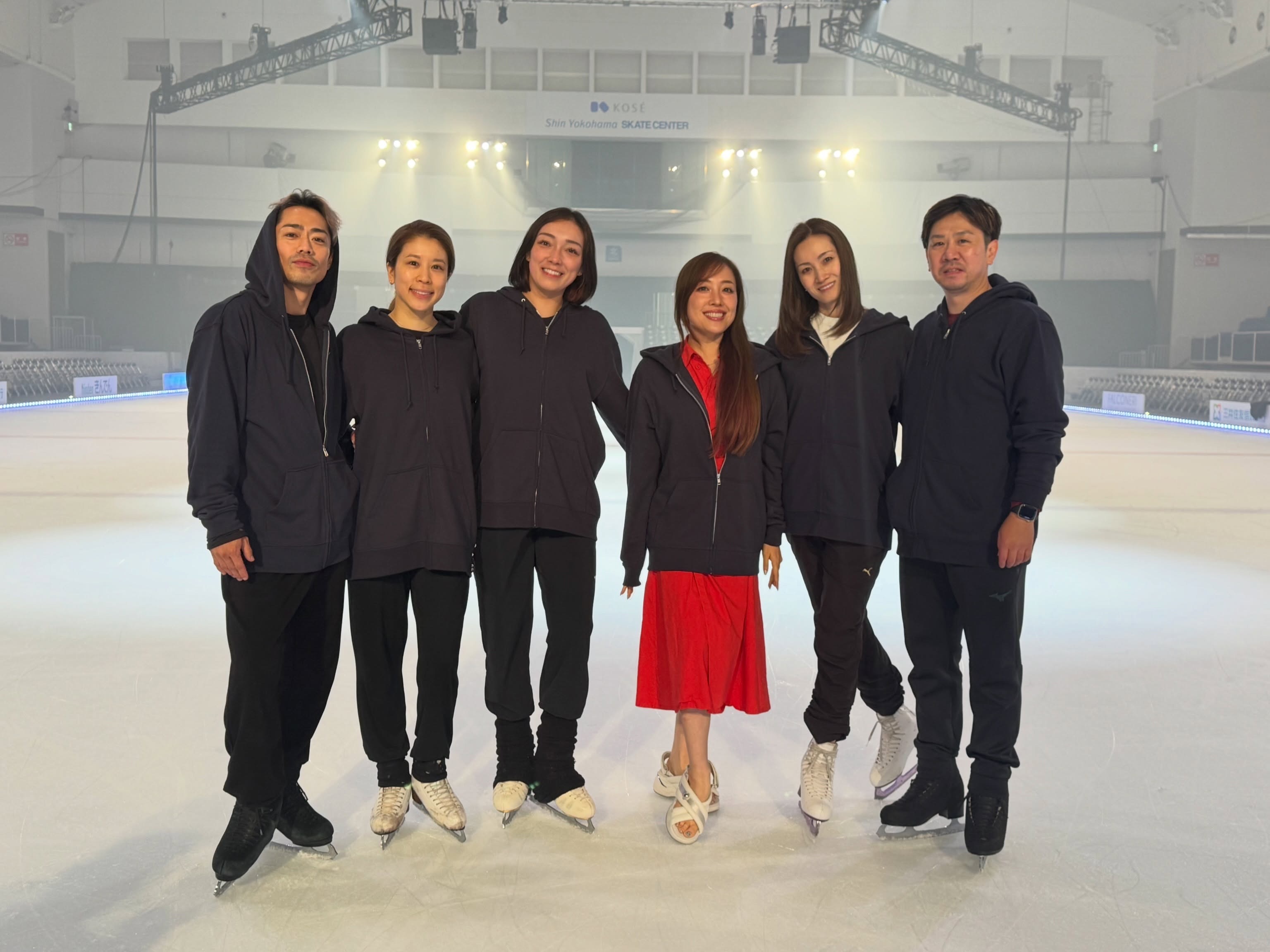来自Aya老师的亲自官宣[期待]

『答案就在这里！
为了纪念荒川静香的冰演《Friends on Ice》20周年，我特别创作并赠送了一首歌曲——《Friends on Ice》。
名将们将伴随着这首歌在冰面上滑行！

传奇成员们也将参与其中，这是只有在这里才能看到的特别节目。编舞是村元哉中！

这首歌会抢先于9月9日发 ​