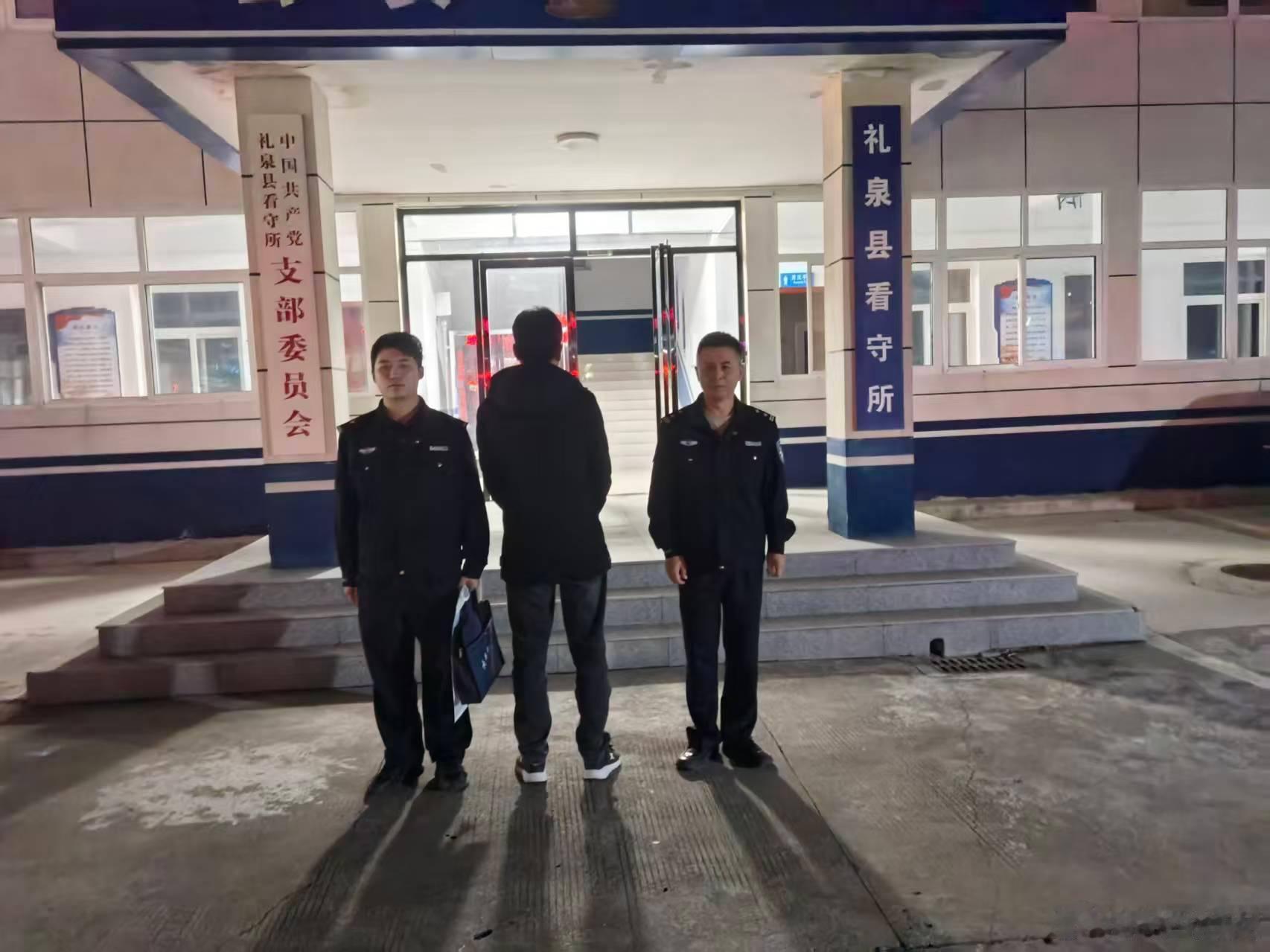 #陕西治安# 【接续作战再擒贼，严打盗窃护民安】为切实守护群众财产安全，有力震慑辖区侵财类违法犯罪，2026年10月21日，咸阳礼泉骏马派出所联合刑警大队持续发力、趁热追击，再次抓获一名涉嫌入室盗窃的犯罪嫌疑人南某。经工作，南某对其违法犯罪事实供认不讳，现已被依法刑事拘留，目前，该案正在进 ​