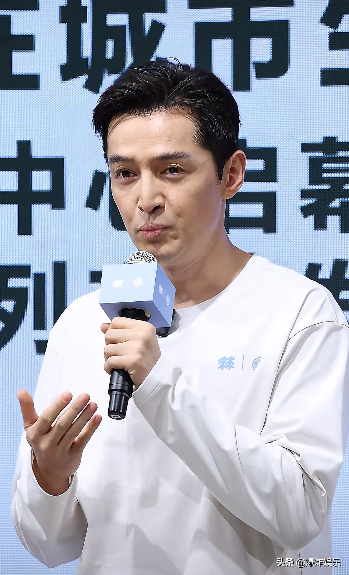 胡歌生图暴露疲态，
脸上沧桑感很明显！

胡歌现身上海可隆品牌活动现场，一身白长袖上场，穿搭十分朴素，缺少亮点。无滤镜近距离镜头下，脸上纹路突出，面部带着明显的疲惫感，沧桑感扑面而来。没有妆造去修饰，整个人看着没有往日的光彩。作为品牌活动亮相，造型过于简单随意，撑不起现场的氛围感，和他以前不少亮眼的