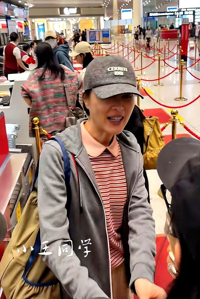 “咱得让宋佳发红包买奶茶。”飞天奖台下，马伊琍凑近吴越说了这么一句。

去烟台参加飞天奖前，吴越在机场就被拍到了。她穿着灰卫衣，背着旧包，给粉丝签名，有人要合影她就停下来配合。

台上，宋佳拿下了视后。

她凭《山花烂漫时》里的张桂梅拿了奖，把白玉兰、金鹰、飞天全拿齐了。

坐在第一排的吴越跟着大家