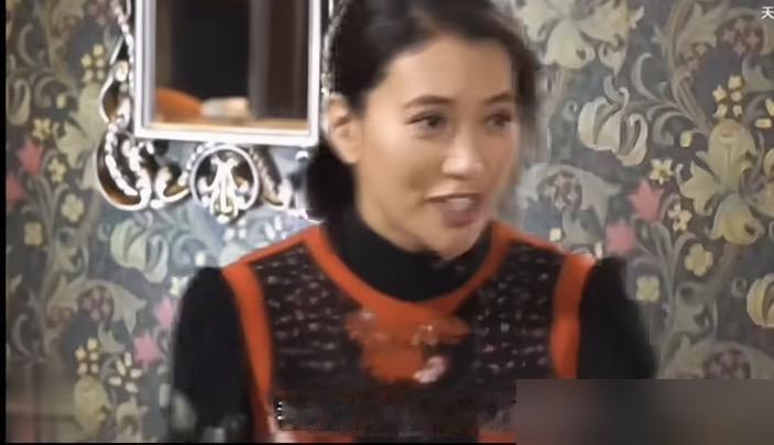 张智霖为了溜出去打麻将，跟袁咏仪说去聊剧本，结果郭富城那边一声碰！，电话里全漏了。
这事被袁咏仪在节目里翻出来，笑得不行：聊剧本聊到牌桌上去了？
更狠的是，这哥们能连打五天不睡觉。现在半夜想出门搓麻，得先过靓靓这关，不批就黑脸。但袁咏仪自己早把瘾戒了，改在家刷剧打游戏。
几十年牌搭子，从穷小子