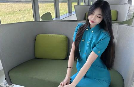 中国民航大学清纯空姐美女分享：在机场的静谧角落，蓝裙少女静坐沉思。＃