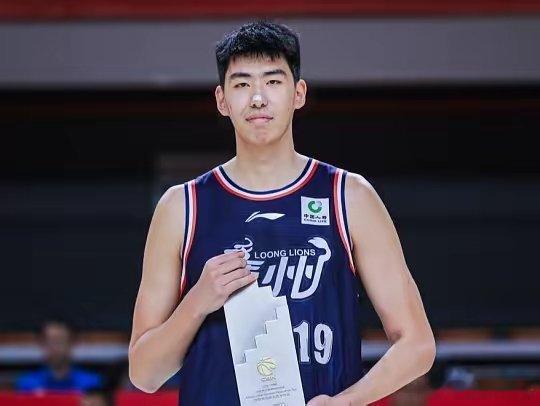 聊聊徐昕离开CBA远赴海外联赛，到底谁最亏？徐昕放弃了国内稳定薪资，海...