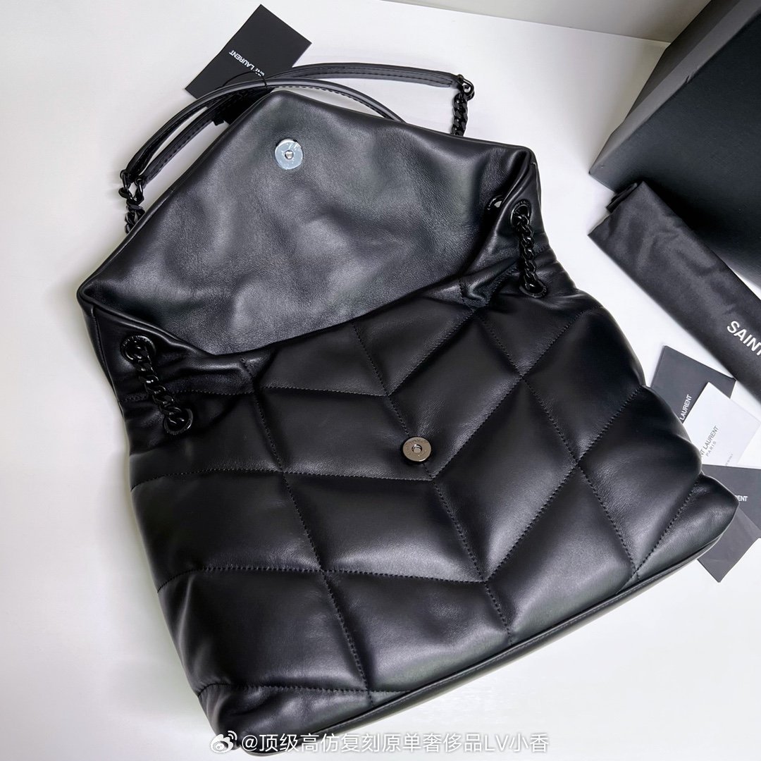 YSL loulou 大号太空包
杨幂，何穗同款loulou puffer 枕头云朵包
质感真的太好了，软糯糯，在阳光下透出的光泽度非常的高级，很好看，很洋气🉑肩背🉑斜挎
型号：577475 
尺寸：35*23*13.5cm ​
