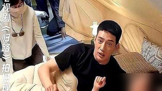 井柏然拍完亲热戏，第一反应是用衣服把孙千整个盖住。不是导演喊的，是他自己下意识做的。
入行十几年，合作过那么多女演员，没一次越界花边。戏里吻得再狠，导演一喊卡，手立刻收回来，眼神都往旁边躲。
《早春晴朗》热度破万，Netflix全球榜第四，多少男演员巴不得趁这波炒真人CP。他倒好，收官照是破例发