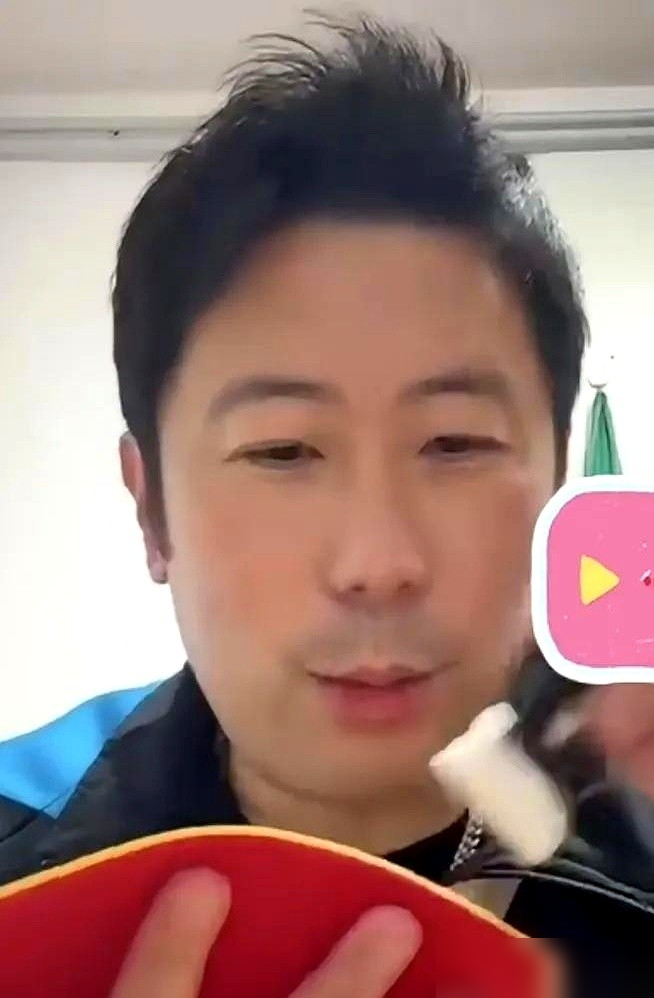 自家老婆爆冷赢了王曼昱，亲老公兼教练却当众泼冷水：纯属过年吃了顿饺子！
德国队教练雷洋在直播里，直接把自家媳妇韩莹的底牌拆了。不仅半点不护短，他还指着屏幕硬刚阴谋论：天天说教练组做局打压谁，纯属脑子有病。
陈梦线路全打穿，王曼昱反手质量拉满，电光石火间谁能演、怎么让？在他这个北京队旧将眼里，孙颖