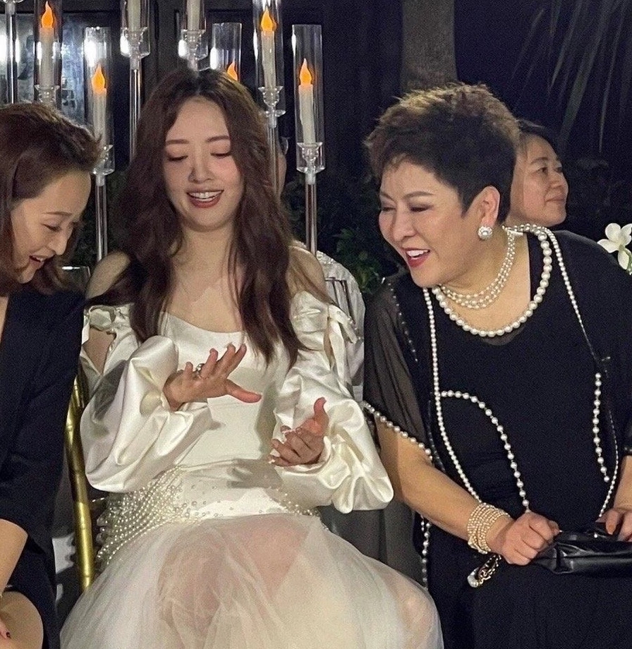 向太自曝幸福秘诀。
向太陈岚在社交平台，大谈家庭幸福的原因，她说，“为难媳妇是一件很奇怪的事，我没有讲过碧婷一句不好的话，对媳妇好，是他们家幸福和谐的重要因素。

很多人看向太，都觉得她是那种典型的女强人，气场强、什么都要管，但恰恰在对待媳妇这件事上，她完全不是大家想象的那样。她不但不干涉，反而非常