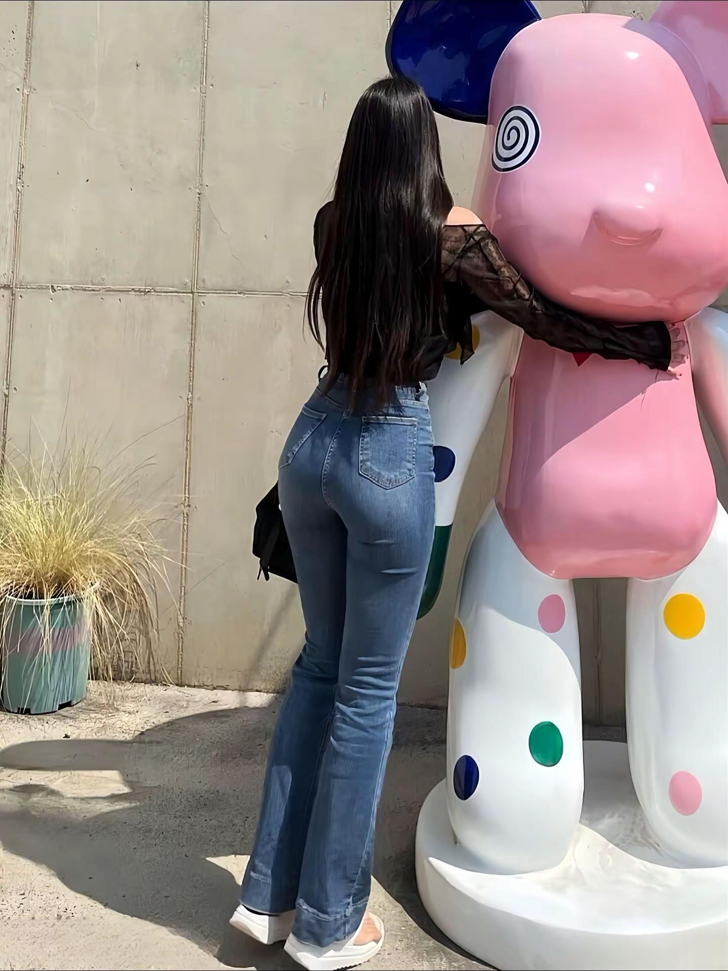 <p>牛仔裤 街拍美女 牛仔裤天花板 长发飘飘的小姐姐 紧身牛仔裤 <...