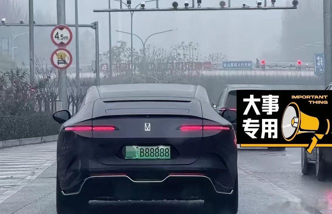 雨天街头偶遇黑武士阿维塔，亮眼豹子号绿牌B88888格外吸睛，等红灯时引来不少目光。作为长安高端新能源车型，阿维塔造型辨识度很高，溜背线条流畅，车尾贯穿红尾灯点亮氛围感强。国产高端新能源车型近年快速崛起，外观设计越来越出彩。#长安汽车# ​