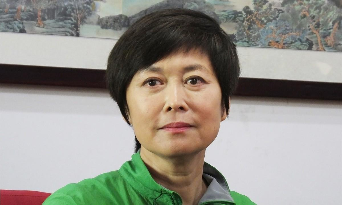 #敬一丹去世#
早上刷到敬一丹走了，愣了好一会儿。小时候晚饭时间，电视里永远是她的声音，不紧不慢的，好像天塌下来也能给你讲明白。那时候看《焦点访谈》，敬一丹坐在那儿，就觉得这事靠谱。

她和白岩松、崔永元、水均益那批人，赶上了中国电视最好的时候。一群人真信"用事实说话"这四个字，真觉得 ​