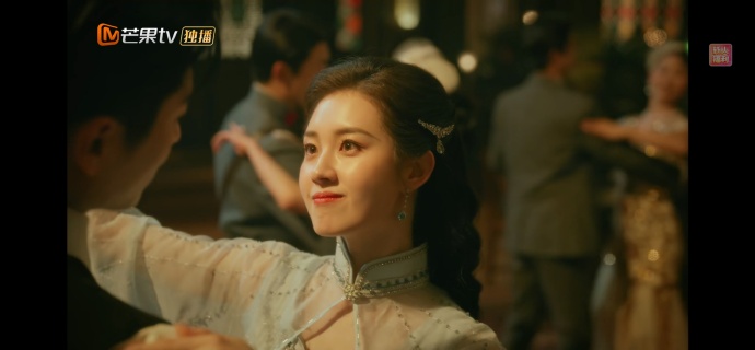 《玉簟秋》开播，郭宇欣饰演女二陶紫宜，不少观众看完直言观感落差很大，动态镜头里很难截到一张嘴不歪的画面😮
 
之前郭宇欣在短剧中，靠着竖屏特写与滤镜加持，颜值很出圈。但这次转战长剧，横屏镜头更加写实，没有滤镜遮挡，五官细节全部暴露。很多戏份里说话、做表情的时候，嘴部状态明显