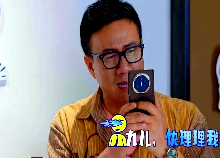 胡军当众给闺女打电话，结果连响几声愣是没人接。

旁边李乃文不仅不打圆场，还当场起哄架秧子，阴阳怪气喊着这是被闺女拉黑了。硬汉胡军拿着手机一脸着急又无奈，偏偏赶上还要跟旁边人合影，只能一边挤出笑脸对着镜头，一边手指头不死心地继续重新拨号。

其实孩子忙起来没看手机太正常了，但当爹的总忍不住一遍遍硬拨